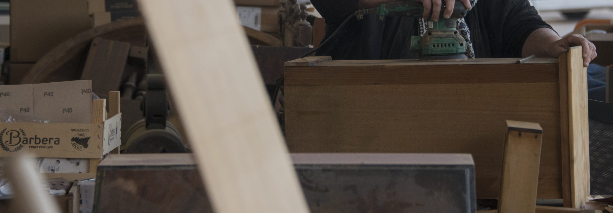Espace de tri avec des cartons et des objets collectés