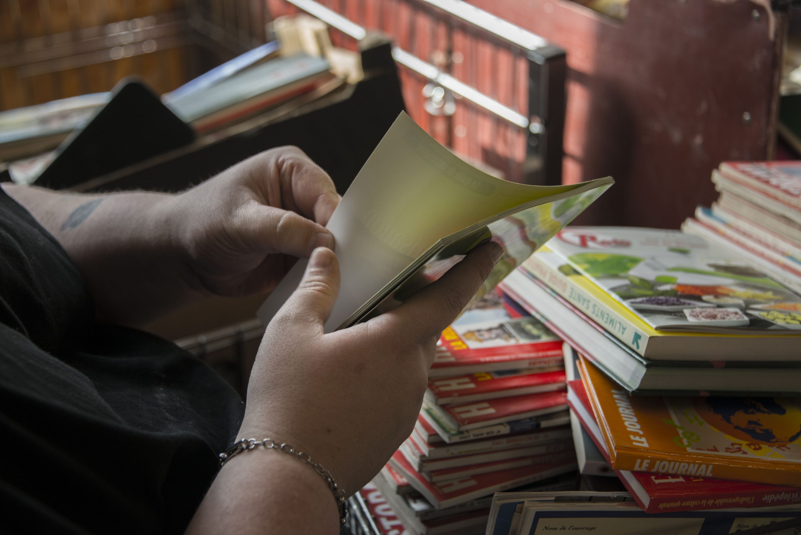 Tri de livres et de bandes dessinées donnés à l’association