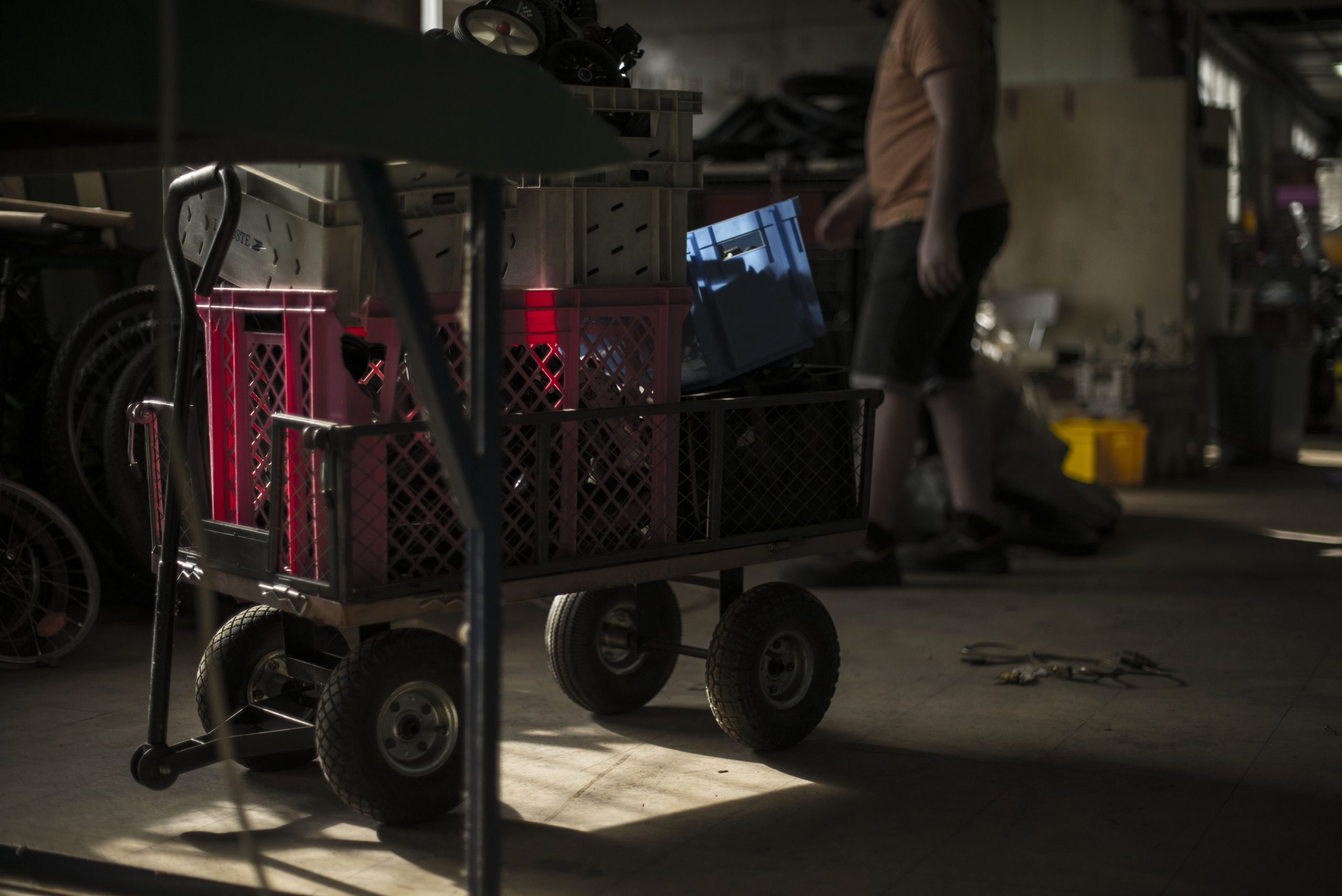 Chariots de manutention dans l’espace de travail d’Emmaüs Vosges
