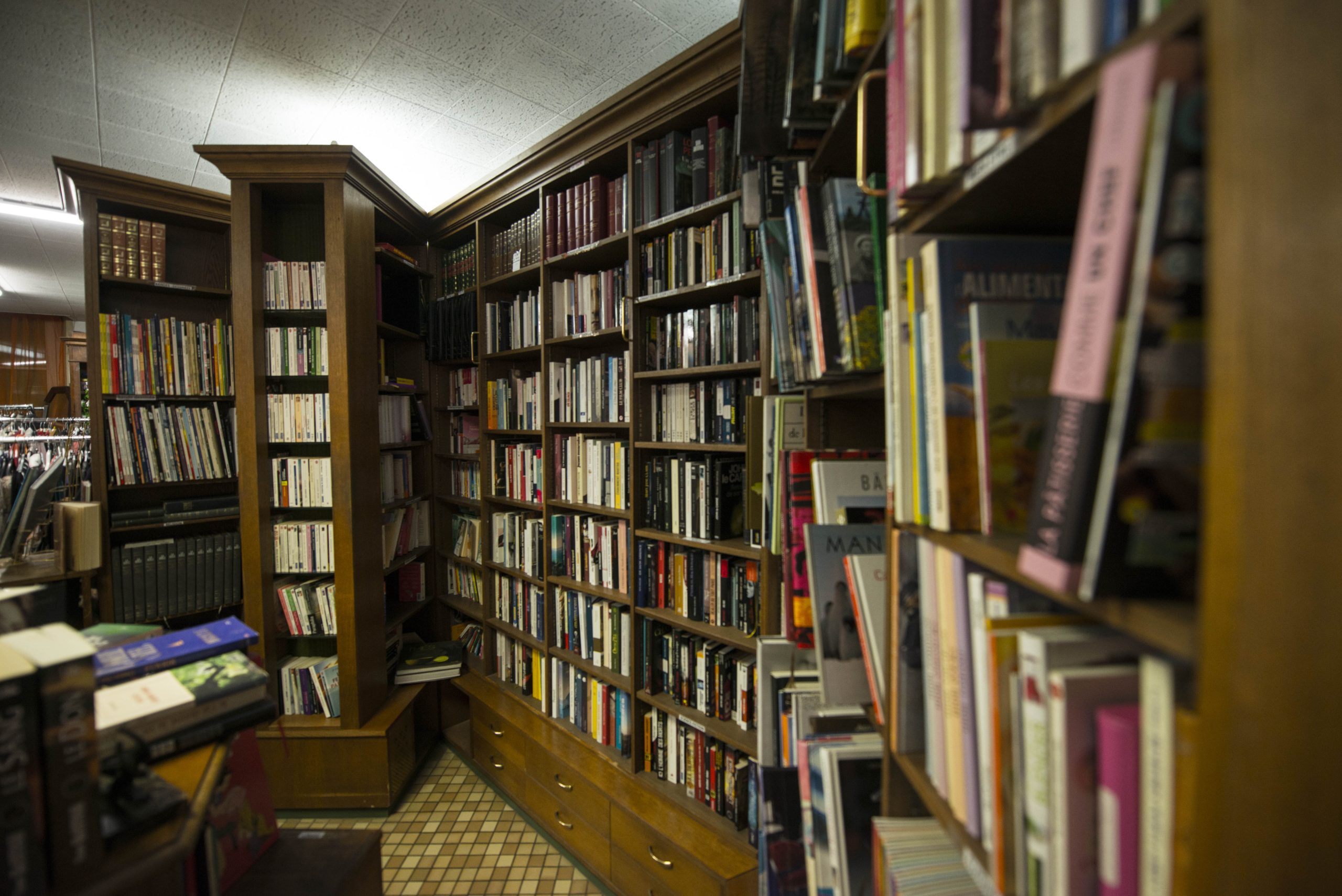 Rayonnages de livres d’occasion dans une boutique Emmaüs Vosges