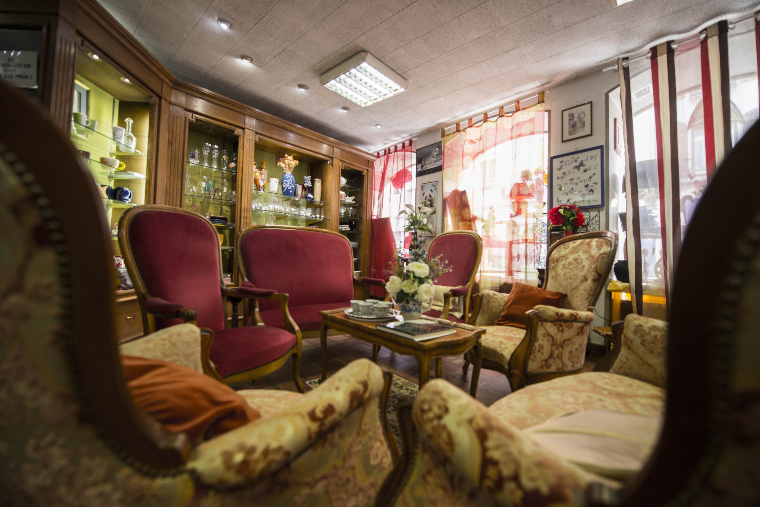 Meubles, fauteuils et objets de décoration présentés en boutique