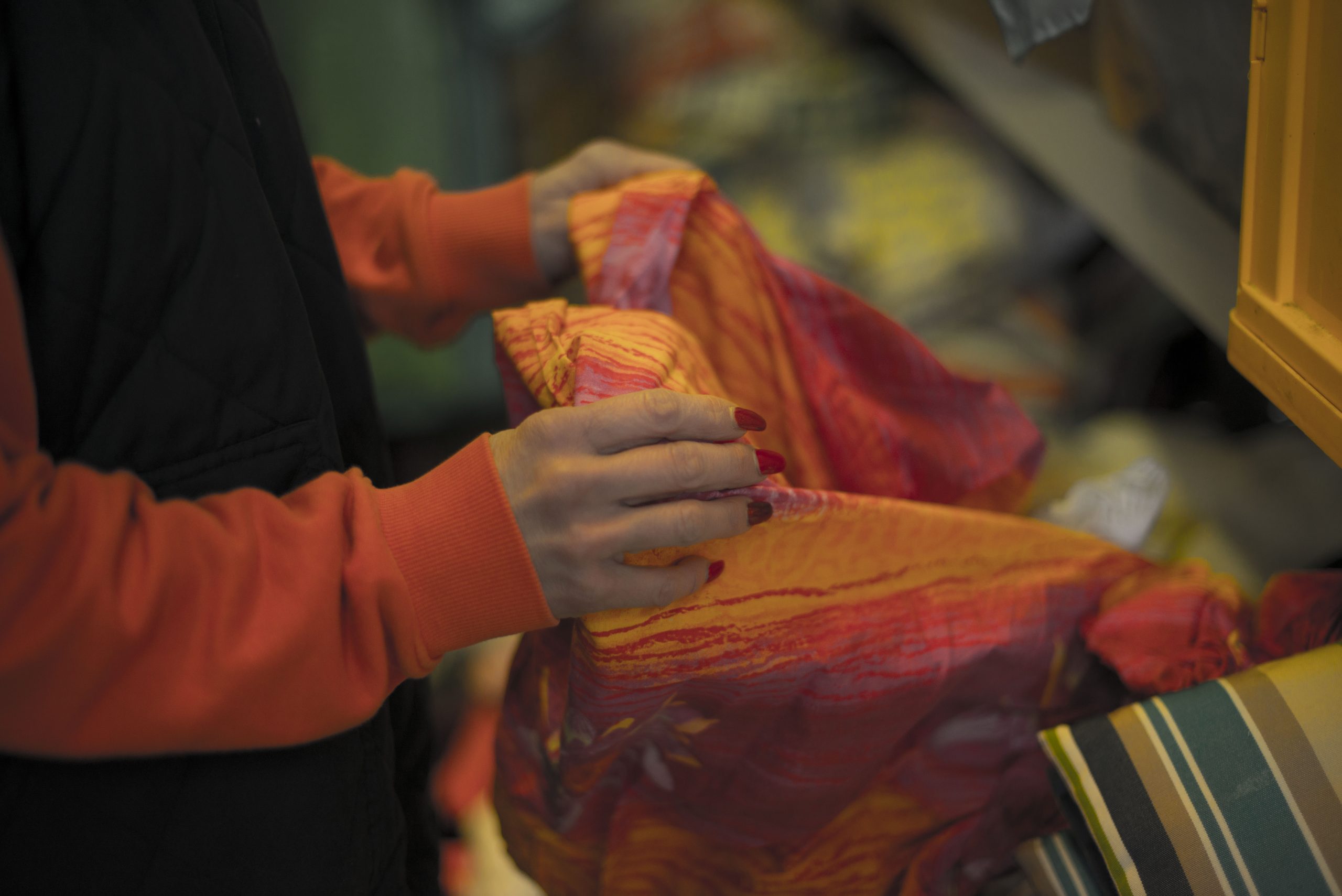 Tri de textiles colorés à Emmaüs Vosges